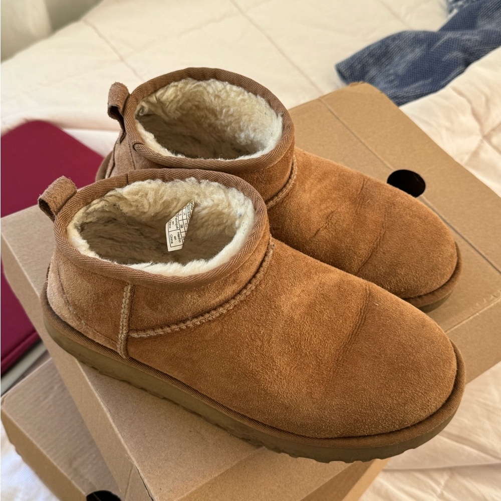 Authentic Ultra mini Uggs women’s size 7, chestnut color